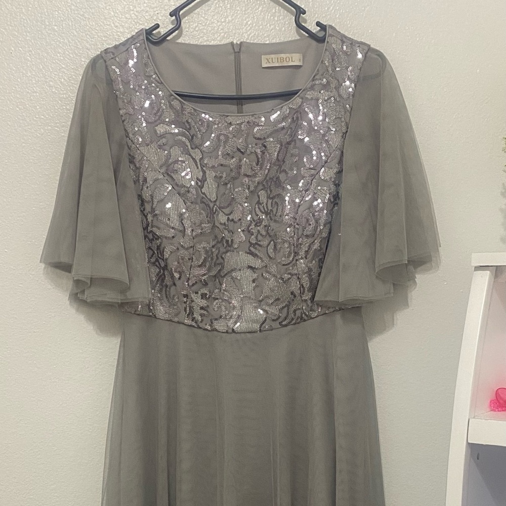 Formal Elegant Gray Sequin Gown Size Medium